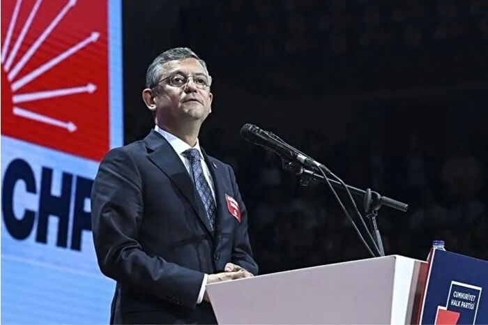 CHP lideri Özgür Özel, kurultay öncesi eski genel başkanları telefonla aradı