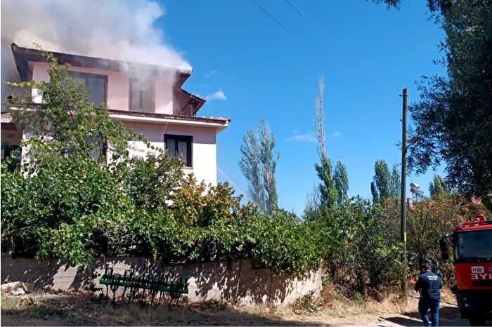 Kütahya'da gözleme yapıldığı sırada binanın teras katında yangın çıktı