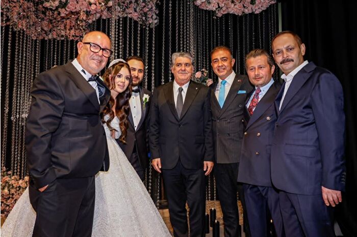 Beşiktaş camiasının önde gelen isimlerinden Erdal Keleş, kızını görkemli bir düğünle evlendirdi