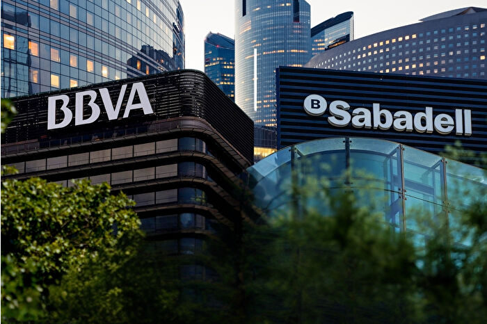 İspanyol bankası BBVA rakip banka Sabadell’i almak için hisse başı teklifini yüzde 10 oranında artırarak piyasa fiyatının üzerine çıktı