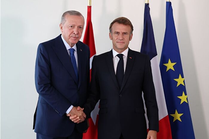 Cumhurbaşkanı Erdoğan, Fransa Cumhurbaşkanı Macron'la görüştü, AB ile ilişkileri ilerletme mesajı verdi