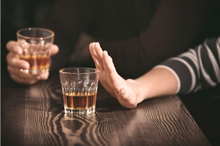 BMJ’de yayımlanan araştırma, alkolün her seviyede bunama riskini artırdığını ve düşük miktarın dahi koruyucu olmadığını ortaya koydu