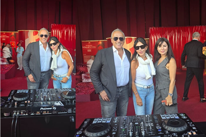Akbank Yönetim Kurulu Başkanı Suzan Sabancı Contemporary Istanbul’da DJ kabinine geçti