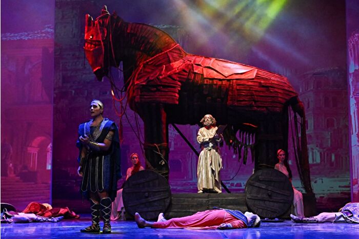 İzmir Devlet Opera ve Balesi sezonu 'Troya' ile açtı