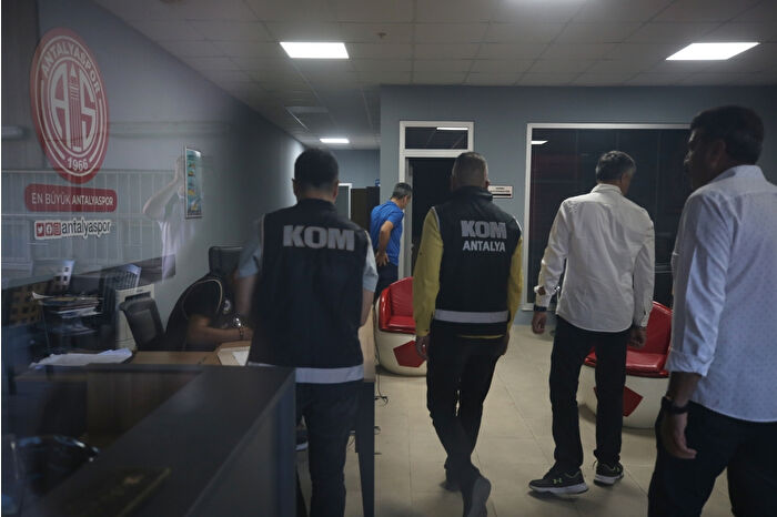 Antalya Belediyesi'nde yeni operasyon: İş insanları da gözaltında