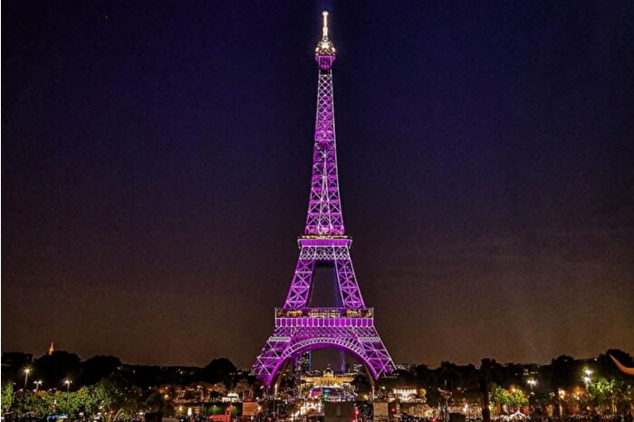 Paris’te 'Pembe Ekim' kapsamında Eyfel Kulesi pembe ışıklarla aydınlatıldı