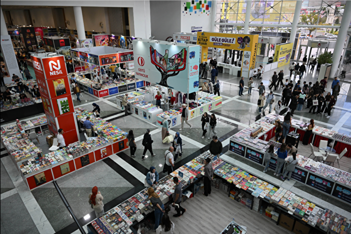 Bu yıl 22. kez gerçekleşen Ankara Kitap Fuarı kapılarını ziyaretçilerine açtı