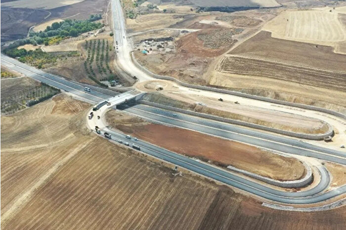 Kırşehir Kaman’da 3 kara yolu projesi tamamlandı: 2,7 milyar liralık yatırım ulaşımı hızlandıracak