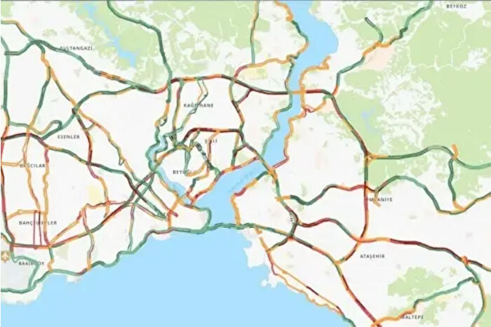 İstanbul'daki etkili yağış trafik yoğunluğunu artırdı