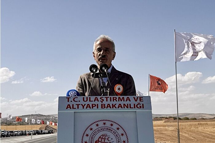 Bakan Uraloğlu, Kırşehir'de 3 kara yolu projesinin açılışını yaptı
