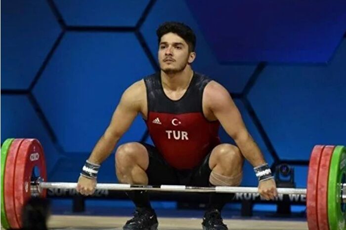 Milli halterci Muhammed Furkan Özbek, rekor kırarak dünya şampiyonu oldu