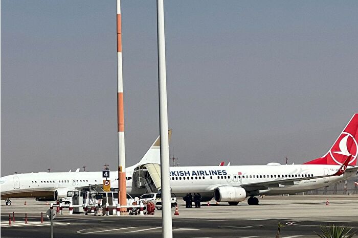 İsrail'den alınan Türk ve diğer ülke vatandaşı onlarca aktivisti taşıyan THY uçağı havalandı
