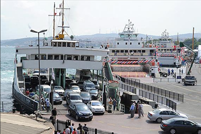 Sirkeci'de arabalı vapur başka bir vapura ve iskeleye çarptı