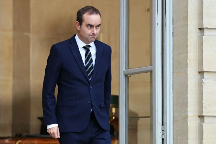 Fransa'da dün hükümeti kuran Başbakan Sebastien Lecornu istifa ettiğini açıkladı
