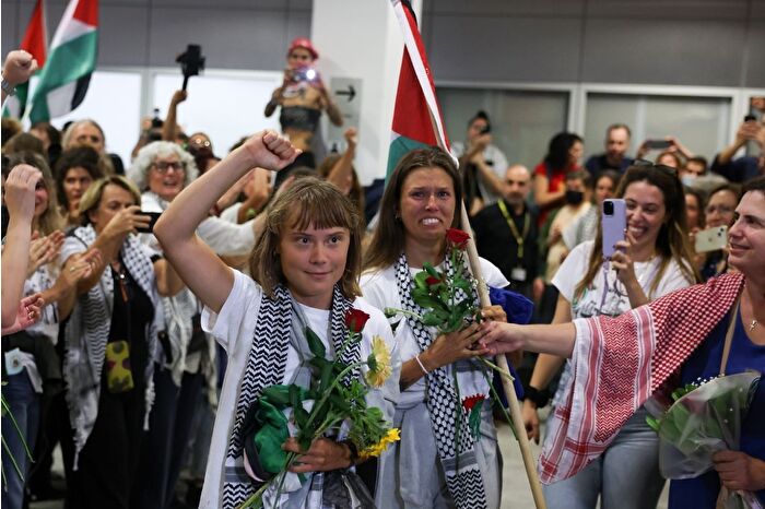 İsrail, Sumud Filosu'ndaki aktivist Greta Thunberg'i Yunanistan'a sınır dışı etti: Gözümüzün önünde bir milleti yok etmeye çalışıyorlar