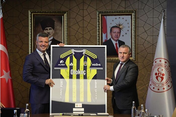 Fenerbahçe Başkanı Sadettin Saran'dan Spor Bakanı Osman Aşkın Bak'a ziyaret