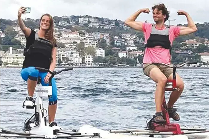 Cem Uzan’ın çocukları Renç Emre ve Jasmine Paris, Boğaz’da yazdan kalma havanın tadını çıkardı