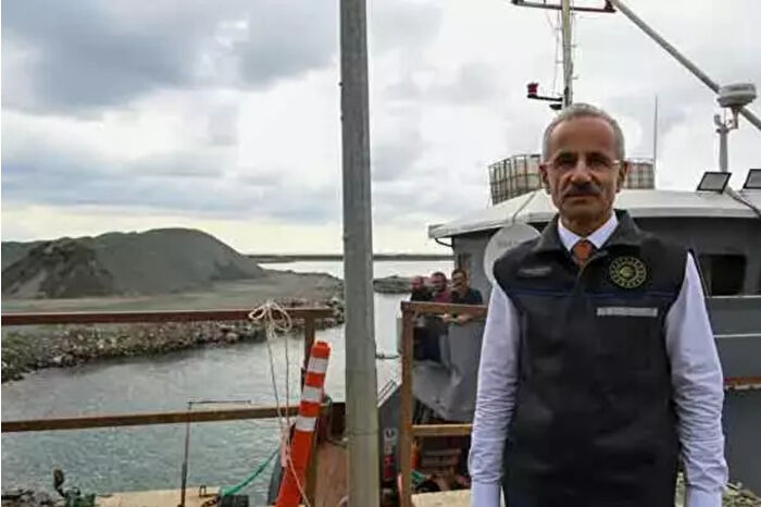 Ulaştırma ve Altyapı Bakanı Abdulkadir Uraloğlu İyidere Lojistik Limanı'nda incelemede bulundu