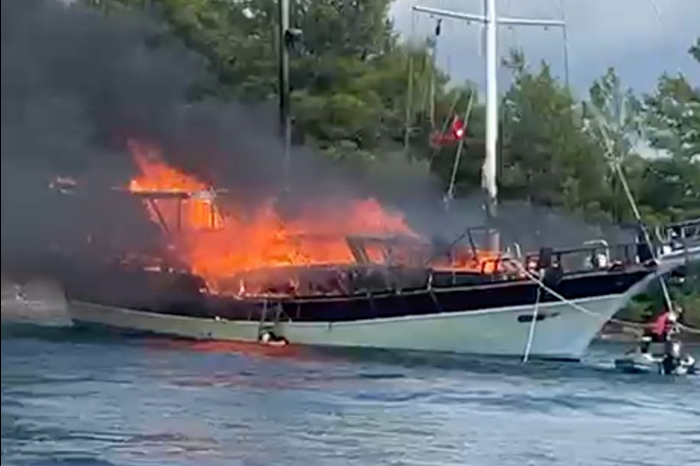 Fethiye'nin Göcek açıklarında gulet teknede yangın çıktı