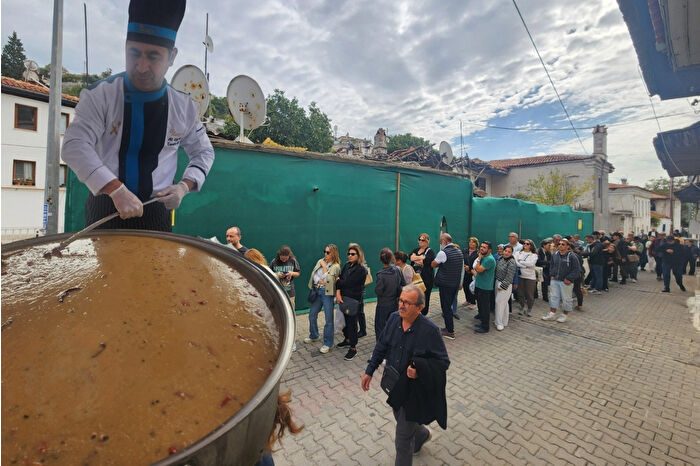 Muğla’nın Menteşe ilçesinde bu yıl sekizincisi düzenlenen Tarhana festivalinde yüzlerce metrelik kuyruk