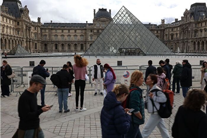 Mücevher soygunu şoku sonrası Paris'teki Louvre Müzesi yeniden açıldı