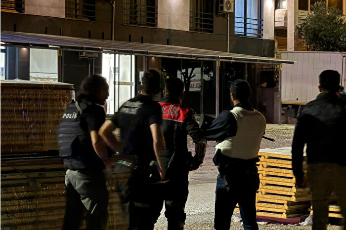 Muğla’nın Fethiye ilçesinde düzenlenen uyuşturucu operasyonunda polis memuru yaralandı, şüpheliler PÖH timleri tarafından yakalandı