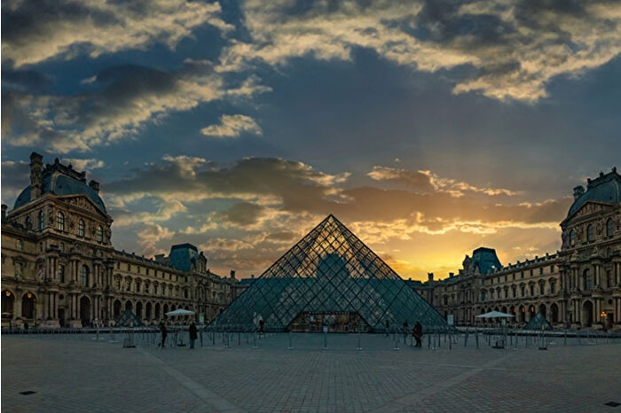 Fransa'da soygunun yaşandığı Louvre Müzesi'nin müdürü istifasını sundu