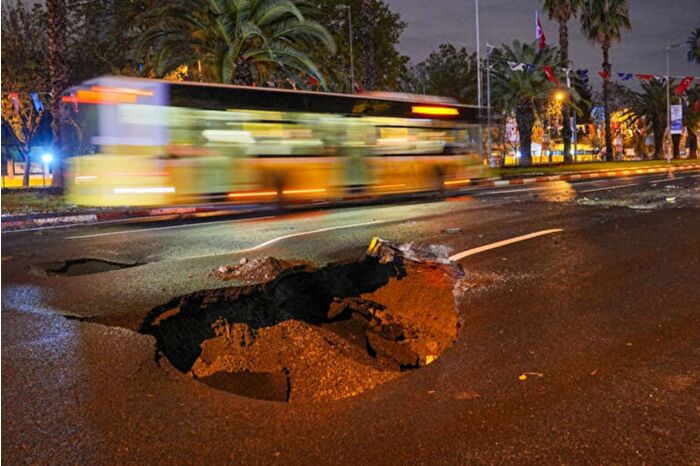 29 Ekim öncesi Vatan Caddesi'nde yol çöktü, çukura düşmemek için manevra yapan taksi takla attı