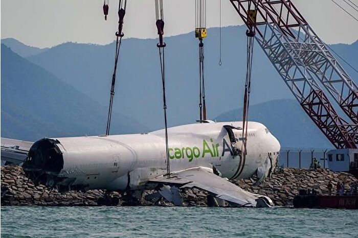 Hong Kong’da servis aracına çarptıktan sonra pistten çıkarak kaza kırıma uğrayan ACT Havayolları uçağı sudan çıkartıldı