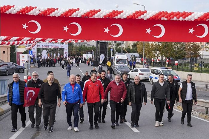 Gençlik ve Spor Bakanı Osman Aşkın Bak, 16. Zeytinburnu Cumhuriyet Koşusu etkinliğine katıldı