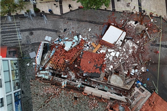 Balıkesir Sındırgı merkezli depremde yıkım ve hasar dronla görüntülendi