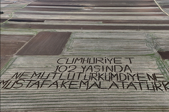 Kırklarelili çiftçi Cumhuriyet sevdasını pullukla tarlasına yazdı