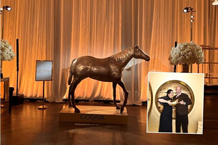 Godiva, 100'üncü yılı 645 kiloluk çikolatadan atla kutladı