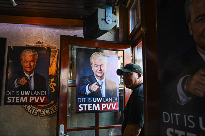 Hollanda'da erken genel seçimde aşırı sağ oy kaybederken merkez partileri güçlendi