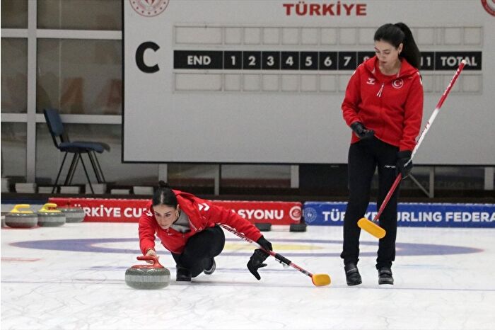 Curling Kadın Milli Takımı tam gaz 2026 Kış Olimpiyatları'na hazırlanıyor