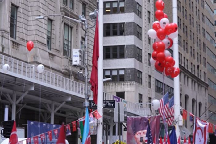 New York'taki en önemli finans merkezi Wall Street'te Türk bayrağı göndere çekildi