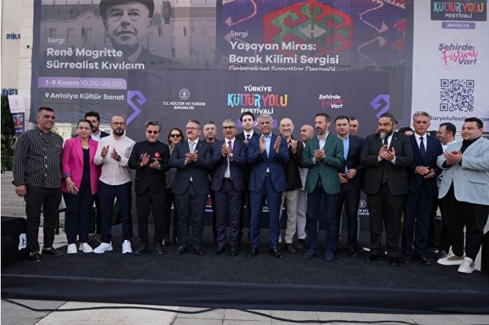 Akdeniz rüzgarıyla sanat yolculuğu Antalya Kültür Yolu Festivali’nde başladı