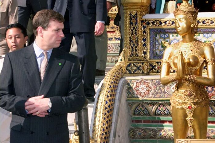 İngiltere Kralı Charles'ın ünvanlarını elinden aldığı Andrew'un Tayland gezisinde 4 günde 40 hayat kadınını 5 yıldızlı otele getirdiği iddia edildi