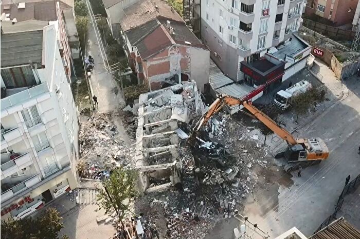 Ulaştırma Bakanlığı, Kocaeli Gebze'deki binanın yıkılmasına metro kazısının neden olmadığını bildirdi