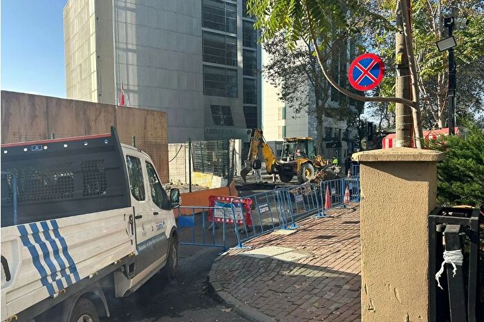 İstanbul'da iş dünyasının gözde caddesindeki yol yine çöktü