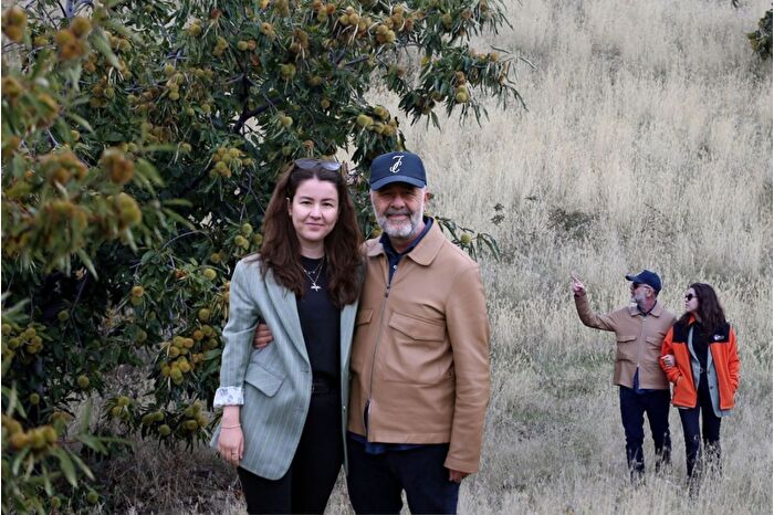 Genç mimar Dilruba Ağaçcıoğlu ile inşaat mühendisi babası Bülent Ağaçcıoğlu meyve ormanından 20 ülkeye ihracat yapıyor