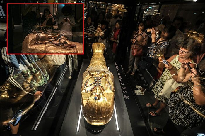 Büyük Mısır Müzesi'nde Tutankamon'un altından yapılmış tabutu sergilendi