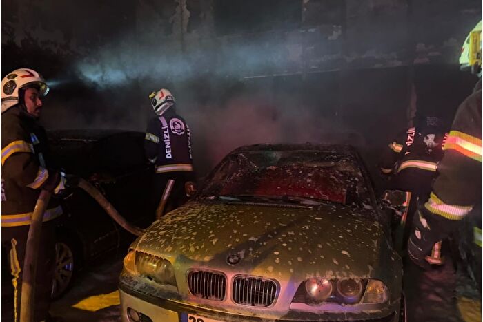 Denizli'de oto galeride 5 lüks otomobil yanarak zarar gördü