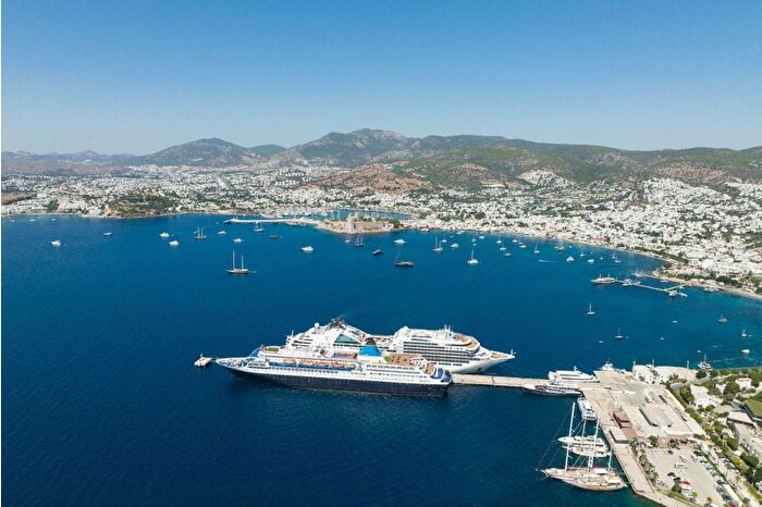 Antalya ekim ayında 2 milyondan fazla yabancı ziyaretçi ağırlayarak Cumhuriyet tarihi rekorunu kırdı