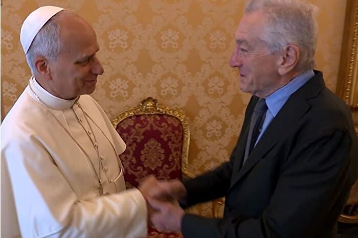 Katoliklerin ruhani lideri Papa, ünlü aktör Robert De Niro ile görüştü tespih hediye etti