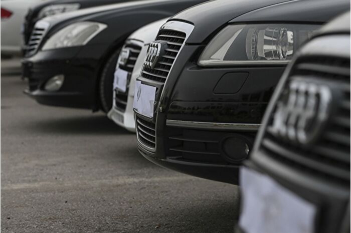 Gümrüklerde bu yıl değeri 1,7 milyar lirayı aşan 434 lüks araç gümrüğe takıldı