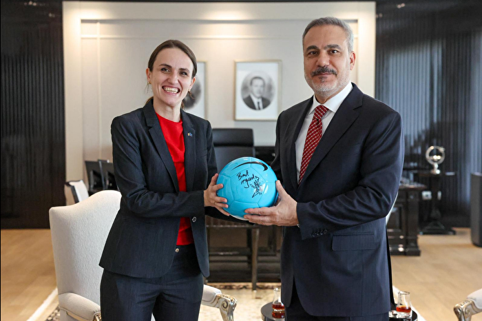Romanya Dışişleri Bakanı Oana Toiu'dan Dışişleri Bakanı Hakan Fidan'a Hagi imzalı top hediyesi