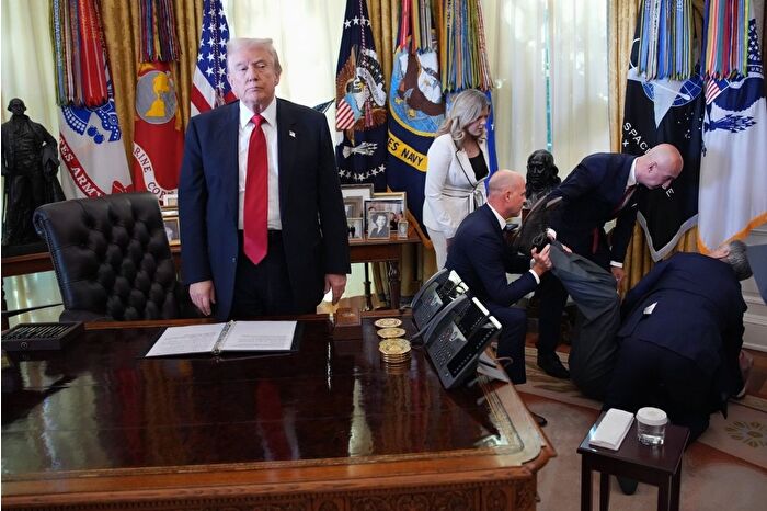 ABD Başkanı Trump'ın zayıflama ilaçlarında fiyatları düşürecek anlaşmayı duyurduğu sırada bayılan kişiye ilk müdahaleyi Mehmet Öz yaptı