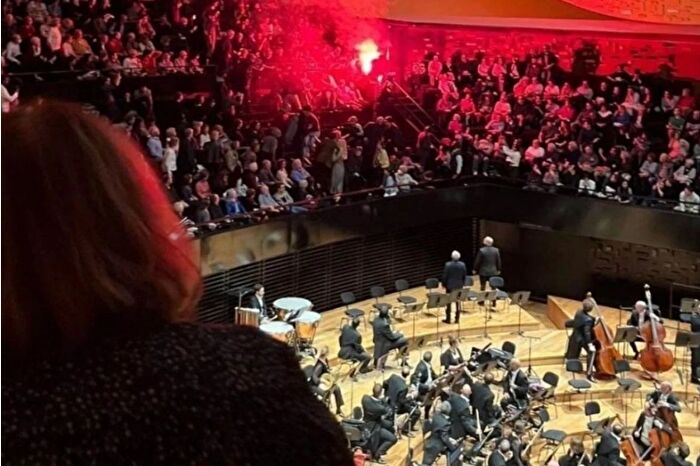 Paris'te İsrail Filarmoni Orkestrası'nın konserinde arbede çıktı