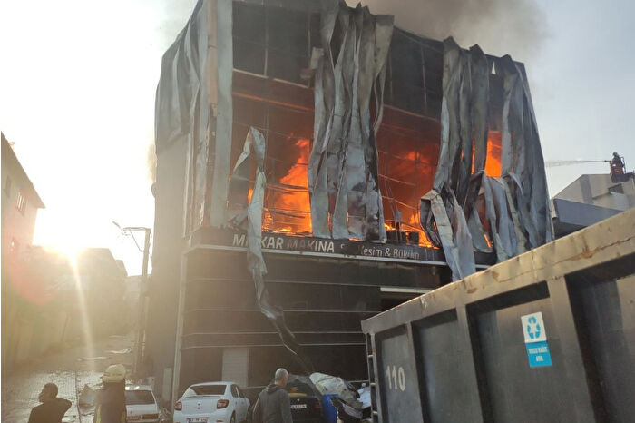 Kocaeli'de parfüm deposunda çıkan yangına müdahale ediliyor